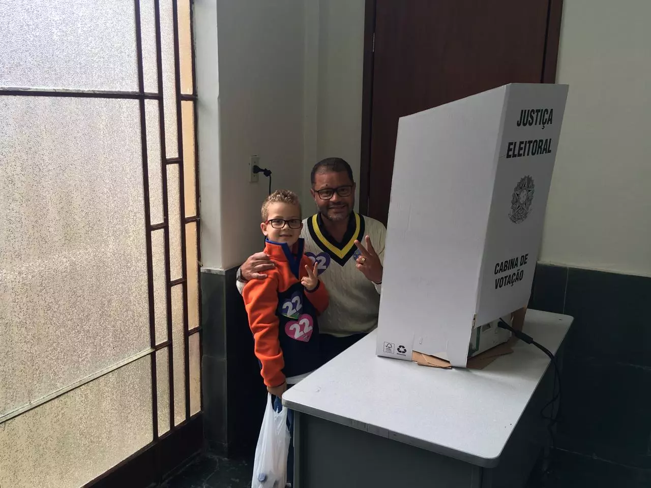 Sandro Vilela registra voto no Centro de Santos Dumont
